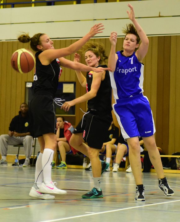 Vier Spiele, vier Niederlagen: Ksenia  Feklushina (r.) und ihre Mitspielerinnen vom SC Lerchenberg müssen laut Trainer Jerry Otshumbe drei bis vier Schippen drauflegen, um mal wieder ein Spiel zu gewinnen.