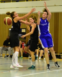 Vier Spiele, vier Niederlagen: Ksenia  Feklushina (r.) und ihre Mitspielerinnen vom SC Lerchenberg müssen laut Trainer Jerry Otshumbe drei bis vier Schippen drauflegen, um mal wieder ein Spiel zu gewinnen.