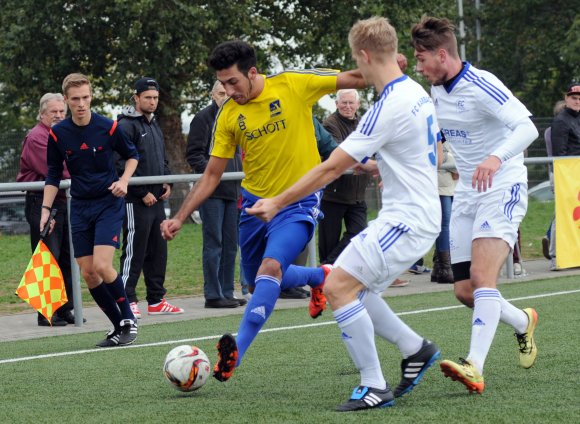 Für Serdal Günes (l., im Spiel gegen den FC Karbach) und den TSV Schott Mainz geht es am Dienstagabend um den Einzug ins Viertelfinale des SWFV-Pokals.