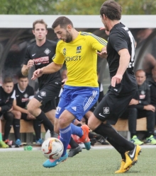 Im Punktspiel Ende September dauerte es bis nach der Pause, ehe Can Özer (Mitte) und der TSV Schott Mainz gegen Arminia Ludwigshafen den Weg zum Tor fanden. Im Pokalspiel dagegen waren alle Treffer schon vor der Halbzeitpause geschossen.