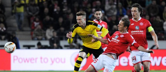 In nahezu allen Situationen der ersten Halbzeit hatte die 05-Hintermannschaft um Niko Bungert und Julian Baumgartlinger alles im Griff. Einen schlimmen Fehlpass leistete sich der Innenverteidiger, und der führte prompt zum 0:1.