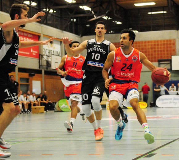 Als zurückgekehrter Spielmacher des Regionalligateams ist Anish Sharda den Fans im Theresianum ein Begriff. Am Sonntag wird er erstmals als Coach des JBBL-Teams in einem Pflichtspiel gefordert sein.