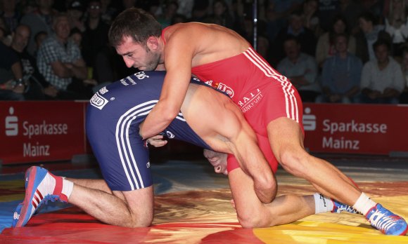 Kurzzeitig sah es aus, als könne Kiril Terziev (rot) sich gegen Kakhaber Khubezthy einen Vorteil verschaffen. Der Eindruck täuschte.