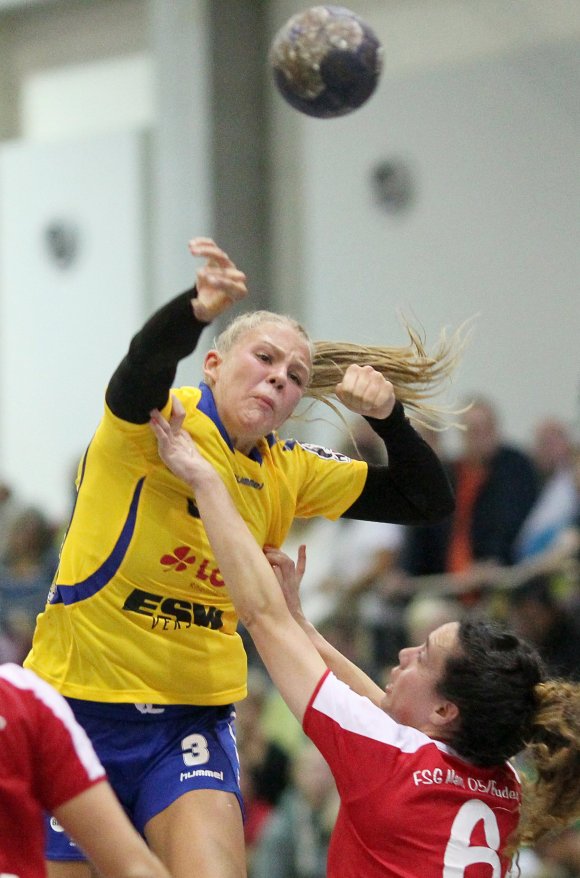Volle 60 Minuten auf dem Feld: SG-Youngster Alexandra Flebbe lief in Koblenz die linke Außenbahn rauf und runter, Altersgenossin Kim Quetsch auf der anderen Seite.
