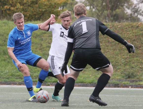 Andreas Ludwig (M.) hatte die einzige Torchance für Fontana Finthen. Ansonsten tat sich nicht viel im Strafraum des TSV Gau-Odernheim.
