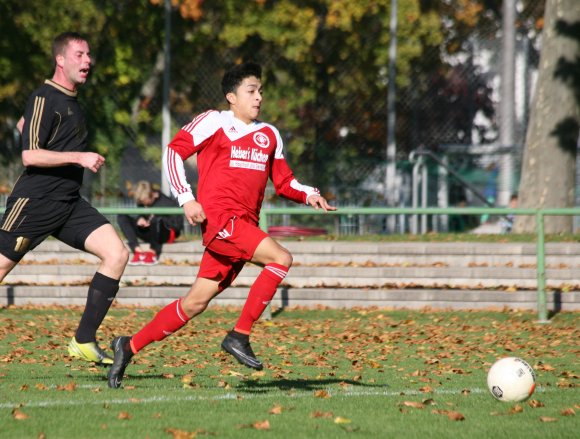 Wenn man ihm Platz schafft, rennt Dennis Desousa Oelsner den meisten Verteidigern dieser Liga davon. In Herxheim traf der Nachwuchsmann gleich zweimal ins Tor.