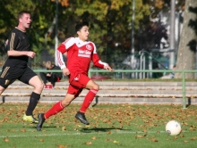 Wenn man ihm Platz schafft, rennt Dennis Desousa Oelsner den meisten Verteidigern dieser Liga davon. In Herxheim traf der Nachwuchsmann gleich zweimal ins Tor.