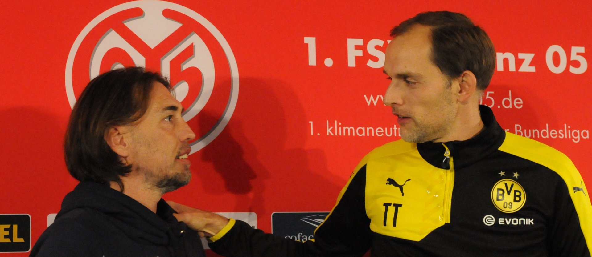 Mit dem jüngsten Händedruck zwischen Barack Obama und Wladimir Putin war die Situation nicht ganz zu vergleichen. Ein wenig gestellt wirkte das Tête-à-Tête zwischen Martin Schmidt und Thomas Tuchel schon, auf das die Fotografen am Ende der Pressekonferenz nach dem Spiel des FSV Mainz 05 gegen Borussia Dortmund lauerten. Lange hatten die zu Tuchels Mainzer Zeiten eng befreundeten Trainer keinen Kontakt mehr gehabt, doch das sei nicht weiter schlimm, hatte Schmidt am Vortag des Aufeinandertreffens versichert: „Da reicht ein Blick in die Augen.“