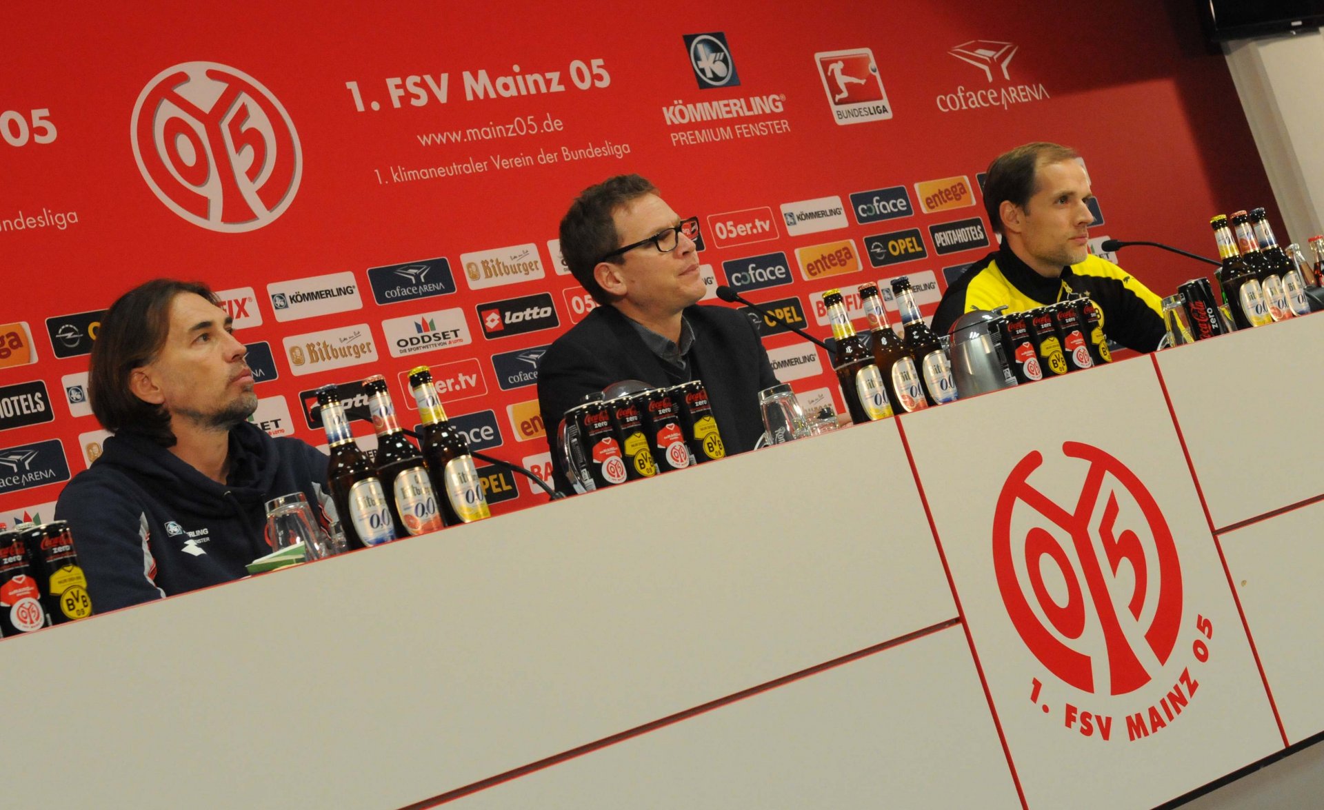 Viele Worte wechselten die beiden bei ihrem Händedruck und der kurzen Umarmung tatsächlich nicht. Immerhin durfte Martin Schmidt sich während der Pressekonferenz mit 05-Mediendirektor Tobias Sparwasser am Lob seines ehemaligen Mentors erfreuen. Die Mainzer seien eine sehr fleißige, starke Mannschaft mit klarer Handschrift, hatte Thomas Tuchel gesagt.