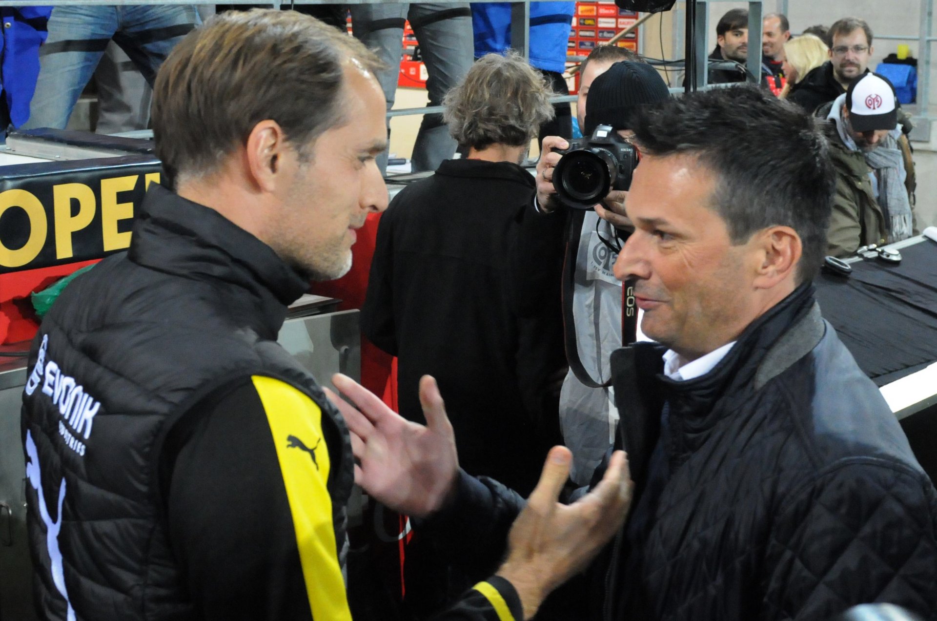 Erstes Wiedersehen nach fast anderthalb Jahren: 05-Manager Christian Heidel und Thomas Tuchel gaben sich vor dem Spiel die Hand.