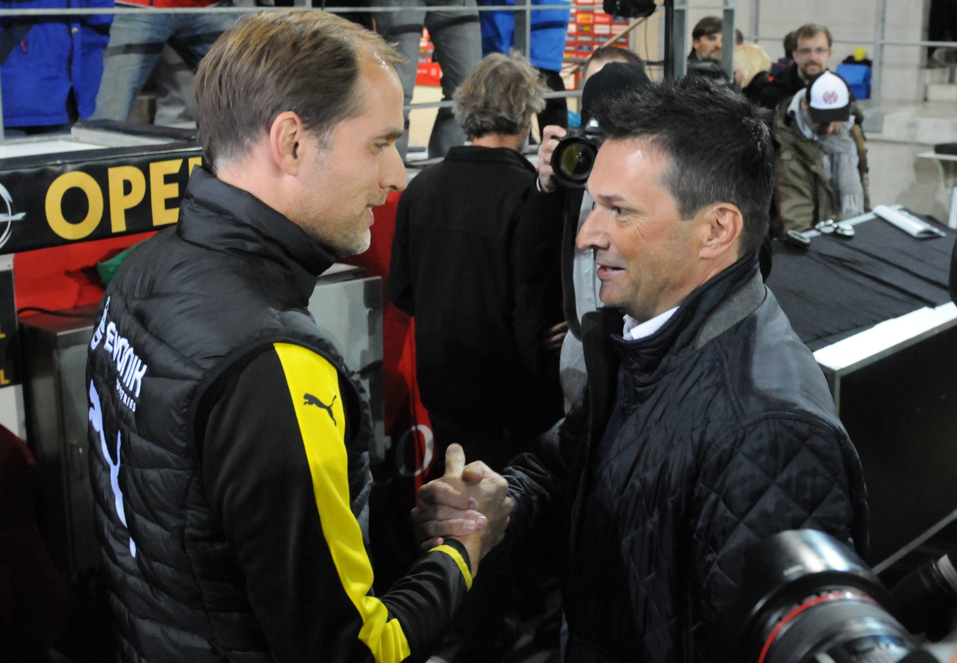  Ob Heidel seinem Ex-Trainer zuraunte, demnächst werde er ihn von Gelsenkirchen aus überflügeln? Eine Mär, die sich die ARD-Sportschau ausgedacht hat, war übrigens, Tuchel sei im Gegensatz zu anderen Trainern in der Coface-Arena nicht begrüßt worden. Stadionsprecher Klaus Hafner hatte das sehr wohl gemacht, allerdings fielen die Pfiffe von den Rängen so bescheiden aus, dass es den TV-Leuten offenbar nicht auffiel.