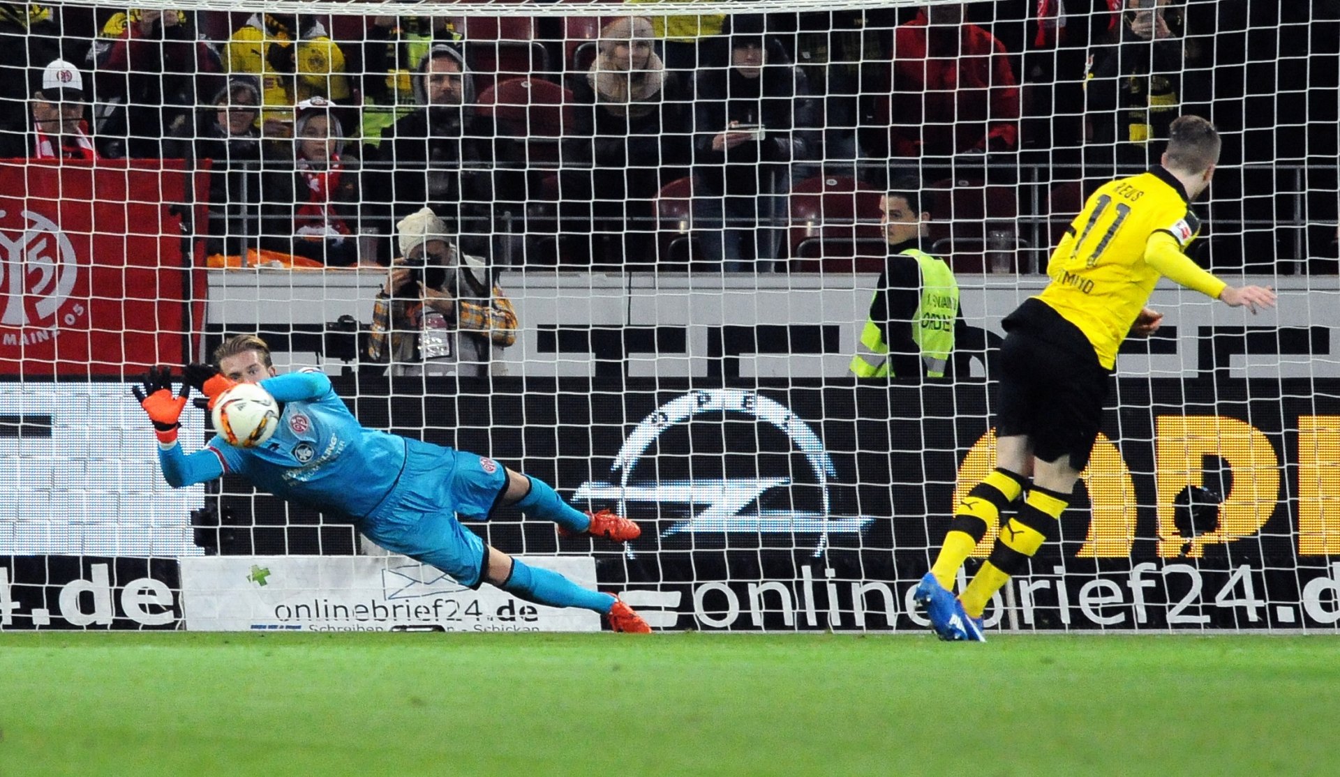 Da half es letztlich auch nichts, dass mal wieder ein gegnerischer Elfmeterschütze scheiterte: Marco Reus fand seinen Meister in Loris Karius.