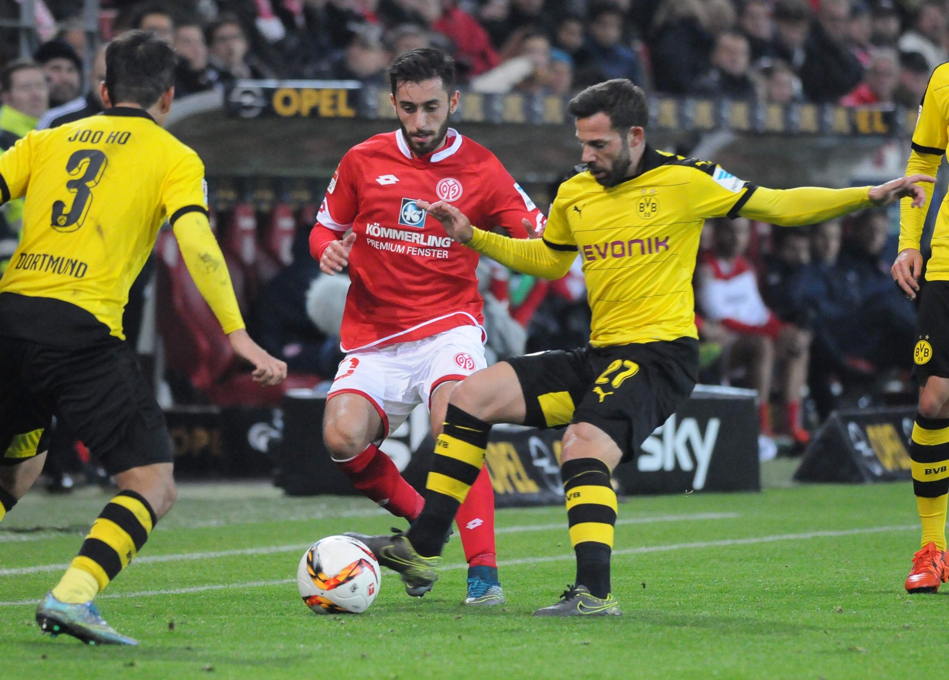 Offensiv waren die Bemühungen der 05er nicht gut genug. Der Kombinationsfußball, den Yunus Malli und seine Kollegen zeigten, sah schön aus, brachte aber in der ersten Halbzeit nur wenige Chancen hervor…