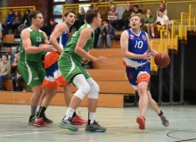 Ein intensives Derby lieferten sich der ASC Mainz II (r. Sebastian Knaack) und die DJK Nieder-Olm...