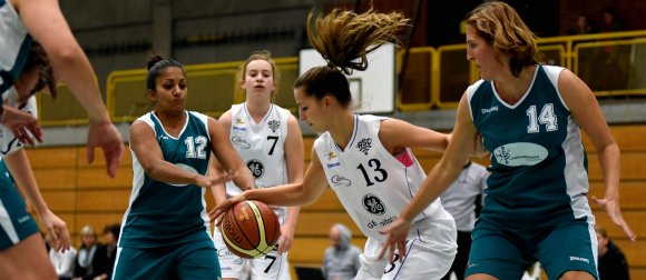 Schon früh geriet das Derby zu einer einseitigen Angelegenheit, unter anderem, weil die Nieder-Olmerinnen (l. Angela Vodrascka, r. Irmgard Braun) zu selten die Mittel fanden, die ASC-Offensive (hier Amina Pinjic) zu stoppen.