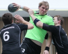 Der kann böse gucken: TVB-Hüne Maximilian Scheer überspringt die Gonsenheimer Abwehr und zieht das Ding durch... Der TV Bodenheim sicherte sich den Einzug in die nächste Runde des HVR-Pokalwettbewerbs gegen den HCG.