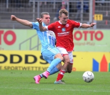 „Die Verteidigungsarbeit wird immer unsere Basis sein“, sagt Trainer Sandro Schwarz. Kaum einer lebt diesen Gedanken so intensiv vor wie Daniel Bohl (r.) im defensiven Mittelfeld der Mainzer U23.