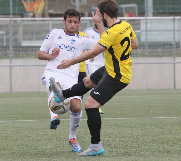 Dreimal müssen Vincenzo Bilotta (l.) und der TSV Schott zwischen Sonntag und nächstem Samstag ran. Mit dem Punktspiel in Burgbrohl geht's los, dann folgen der Pokalknaller gegen Wormatia Worms und das Derby gegen den SV Gonsenheim.