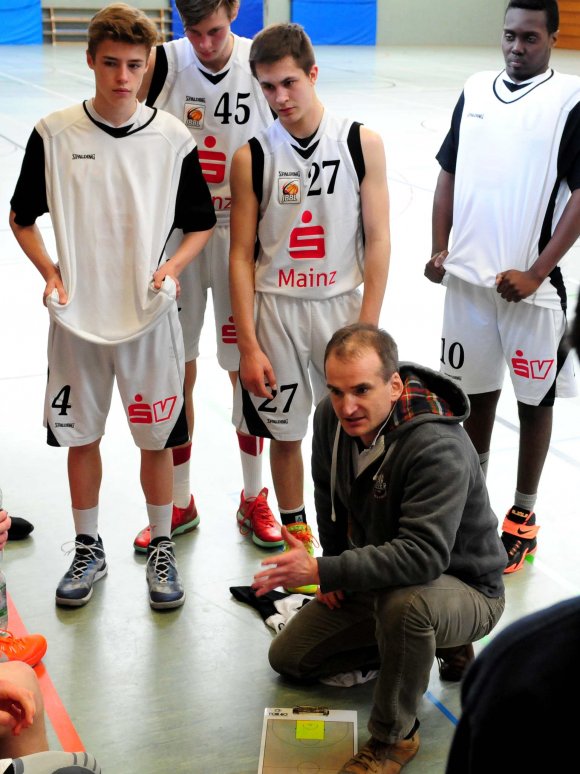 Das war einmal: Die U16 der SG RheinHessen führte Wolfgang Ortmann in der vorigen Saison erstmals in die Play-offs. Am Sonntagmittag wird er seine Auszeitbesprechungen allerdings auf der anderen Seite des Anschreibetisches vornehmen.