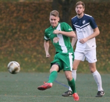 Nikolas Putzker ist die Entdeckung der laufenden Runde in der Defensive der TuS Marienborn. Der 20-jährige Innenverteidiger, aus der Zweiten Mannschaft aufgerückt, hatte die langen Geinsheimer Angreifer Christoph Appel (hinten) und Pascal Nebel zusammen mit Nebenmann Jan Hellmann fast immer im Griff.