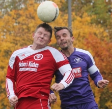 Kopfballduell der Abräumer: SVW-Sechser Thorsten Kleber und SVR-Kapitän Marc Socher ringen um die Lufthoheit in der herbstlichen Kulisse am SVW-Kunstrasenfeld.