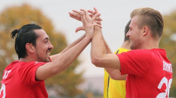 So wie hier nach dem 2:0 durch Krystian Borowski (r., mit Serkan Akinci) hatte die TSG Hechtsheim gegen Viktoria Herxheim reichlich Gelegenheit, sich selbst zu feiern. Akinci traf in der zweiten Halbzeit zweimal.