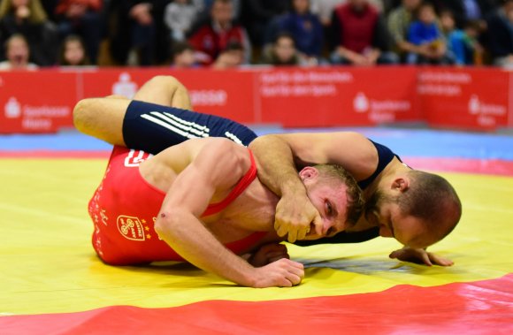 Einmal gepackt, konnte sich Ilir Sefaj nicht mehr befreien. Der Mainzer unterlag Radoslav Velikov technisch überhöht.