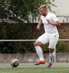20 Minuten Fußball, danach Krankenhaus: VfB-Innenverteidiger Dennis Steinbrecher trug bei einem Zusammenprall mit Alan Ates und einem Gegenspieler eine klaffende Wunde am Kinn davon.