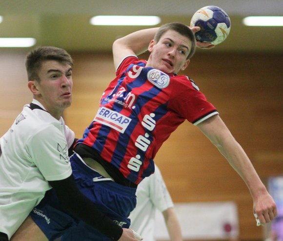 Trotz energischer Umarmung des Leipzigers Marc Esche kommt Nils Bullerjahn zum Abschluss. Gegen die zweite Garde des Deutschen A-Jugendmeisters hielten Bullerjahn und der A-Jugendbundesligist JSG Ingelheim/Budenheim über weite Strecken mit.