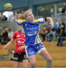 Als die Mannschaft beim TV Moselweiß gerade so schön am Siegen war, verlor Handball-Oberligist SG TSG/DJK Bretzenheim II plötzlich den Faden und die Bälle wie hier Alina Lindner. Dank einer letzten Aktion von Carina Koepcke wurde aus dem abgegebenen Vorsprung doch noch der hauchdünne Sieg beim Aufsteiger.