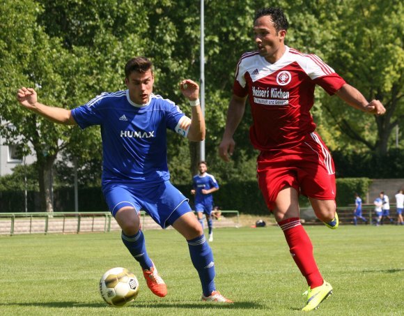 Man kennt sich ein bisschen: Aufsteiger TSG Bretzenheim 46 und die SVW Mainz sind sich in der Landesliga zwar noch nie begegnet, aber der Neuling nahm im Sommer am Weisenauer Vorbereitungsturnier teil und traf dort gleich im ersten Spiel auf die Gastgeber um Adem Kaya (r., gegen Christopher Brüschke). Die SVW gewann 2:1, Siegtorschütze Kaya wird am Sonntag in Bretzenheim aber nicht auflaufen.