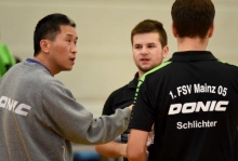 Li Bing (l.) wird sich am Wochenende voraussichtlich nicht darauf beschränken können, die Drittligaspieler des FSV Mainz 05 zu coachen. Weil Jonas Christmann (M.) erkrankt ist, muss der Trainer selbst an die Platte.