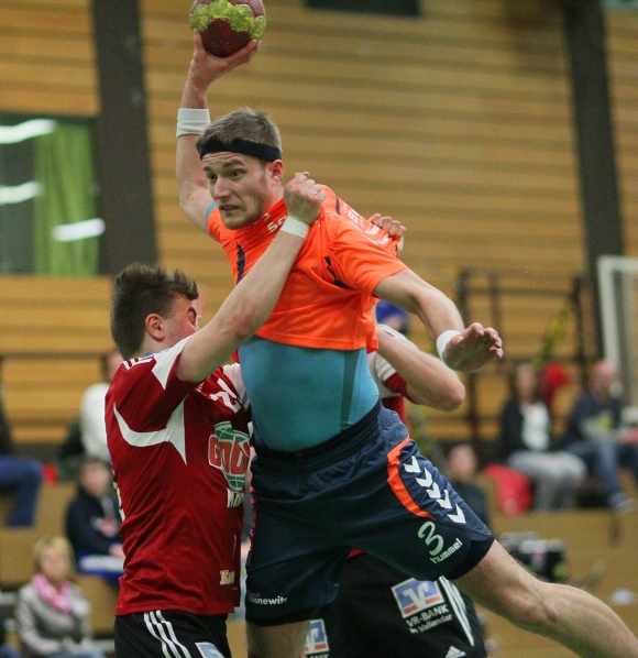 Da zieht es Julian Gerber das Hemd aus: Lange Zeit liefen die Sportfreunde Budenheim im Oberliga-Heimspiel gegen den HV Vallendar den Gästen hinterher. Doch am Ende wurde wieder einmal alles gut.