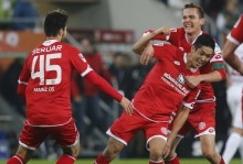 Kaum einzufangen: Yoshinori Muto rettete dem FSV Mainz 05 mit dem ersten Dreierpack in seiner noch jungen Bundesligakarriere einen Punkt in Augsburg. Auch Kapitän Niko Bungert war nach dem Treffer zum 3:3 aus dem Häuschen.