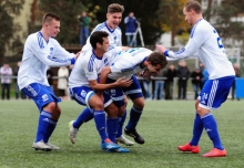 Gesegnet sei der treffliche Kopf: Yannick Rinker (r.) tätschelt seinem Abwehrkollegen Nicklas Schlosser das Haar, nachdem dieser den TSV soeben mit 1:0 in Führung gebracht hat.