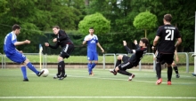 Die Abwehr des FSV Salmrohr wirft sich einem Schussversuch von Damir Bektasevic (l.) erfolgreich entgegen.