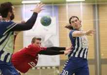 Rückraumschütze Philipp Becker (r.) durfte in der zweiten Halbzeit gegen die früh besiegte TSG Friesenheim II seine Fähigkeiten am Kreis demonstrieren, Lukas Scheer versucht den Rückraumschützen auf Abwegen anzuspielen. 