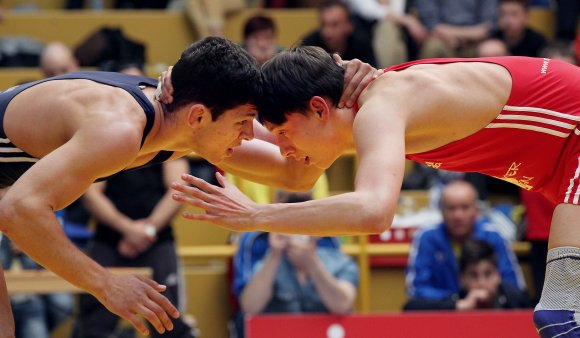 Gab im letzten Kampf zwei Mannschaftspunkte ab: Danilo Bauer (r.).