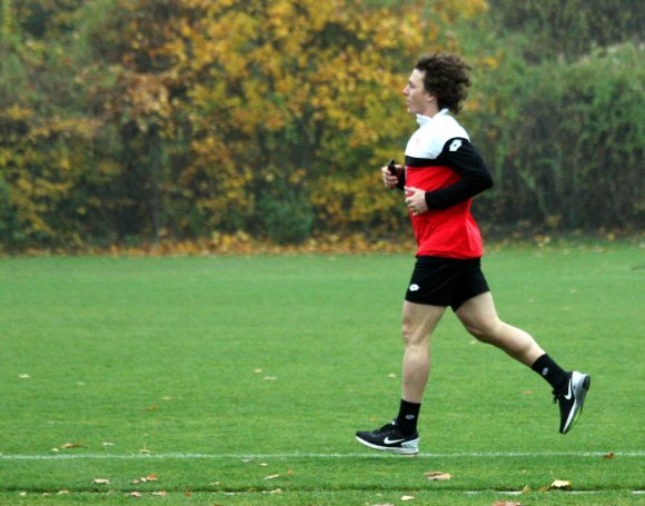 Sieht doch ganz gut aus: Julian Baumgartlinger war am Dienstag beim regulären Training noch nicht wieder dabei,  die Chancen auf einen Einsatz im kommenden Spiel gegen den VfL Wolfbsurg stehen aber offenbar gut. Der Kapitän begab sich auf ein paar Privatrunden um den Trainingsplatz.
