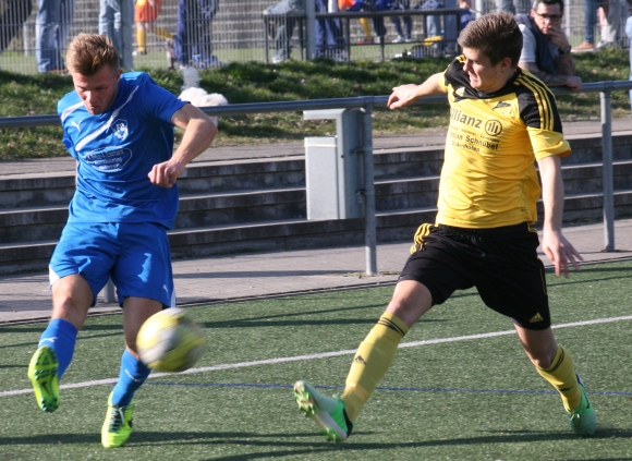 Mehr als noch bei der Niederlage im Nachholspiel in Morlautern kam diesmal über die Außenbahnen, vor allem von rechts über Krystian Borowski (l.)