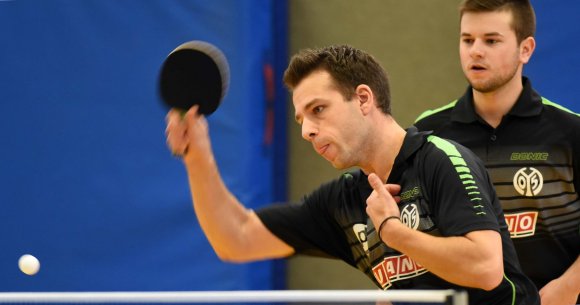 Zurück an die alte Wirkungsstätte geht es am Sonntag für 05-Spitzenspieler Jörg Schlichter (vorne, mit Jonas Christmann), der mit dem Mainzer Drittligateam bei seinem vorigen Verein TTC Weinheim antritt.