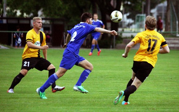Beim Sommer-Cup der SVW Mainz trafen die TSG Hechtsheim (l. Christian Frey, r. Steffen Jennerke) im letzten Vorrundenspie  auf die TSG Bretzenheim 46 (Mitte: Sascha Szep) und siegte durch ein Tor von Lukas Danielewski mit 1:0.