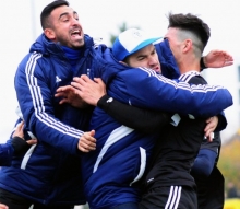 Zu schön, um nur einmal gezeigt zu werden: Unbändig war die Freude der Gonsenheimer  (v.l. Kotrainer Babak Keyhanfar, Betreuer Zeki Erarslan) über Arif Güclüs Ausgleichstor beim TSV Schott. Diesem Punktgewinn soll am Sonntag gegen Hertha Wiesbach der erste Sieg seit Mitte September folgen.