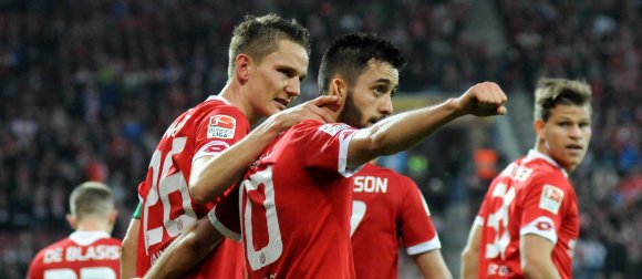 Da war die Sache gelaufen: Yunus Malli durfte sich von Niko Bungert zum 2:0 gratulieren lassen...