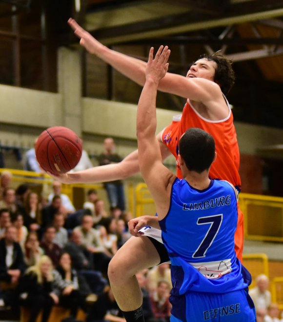 Gleich ist es soweit: Johann Fritzen macht den Sieg des ASC Mainz mit diesem Korbleger dreistellig, er erzielt das 101:60.
