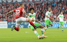 Der Kleinste war der Größte: Pablo De Blasis (hier gegen Dante) wirbelte in der Wolfsburger Defensive herum und brachte den Mainzer Sieg auf den Weg.