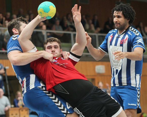 Schwer durchzukommen gegen die anpackende Budenheimer Abwehr war es für den TV Nieder-Olm (Mitte: Kreisläufer Fabian Medler) bei der Hinrundenniederlage gegen die Sportfreunde. Kleiner Vorteil für die Nieder-Olm im Rückrundenderby in Budenheim: Philipp Becker (l.) und Manuel Blezinger fehlen den Gastgebern auch noch bei dieser Partie.