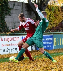 Leon Porsch (l.) war im 4-1-4-1 eigentlich weniger auf der Außenbahn als im Mittelfeldzentrum zusammen mit Matthias Wincek gebucht. Ein Laufduell im Herbstlaub entlang der immerhin geräumten Seitenlinie war aber dennoch drin.