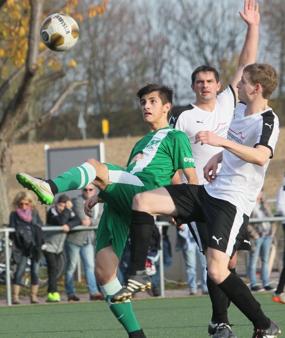 Die Offensiven sind weg, die Flaute bleibt aus. Der A-Jugendliche Sedat Yildirim ersetzte den verletzten Frank Berninger und traf zum 2:0.
