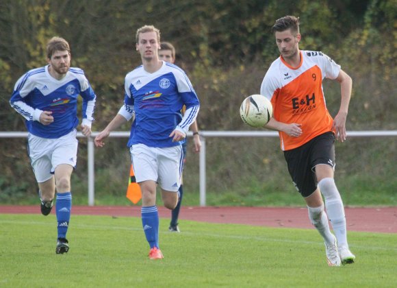 Defensiver als sonst und vom Gegner erwartet, gingen Daniel Weyl (r.) und der FSV Saulheim in die Begegnung mit dem SV Klein-Winternheim.